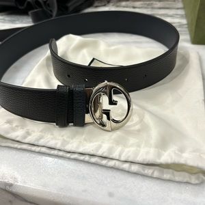Men’s authentic Gucci belt like new size 80 reversible black navy